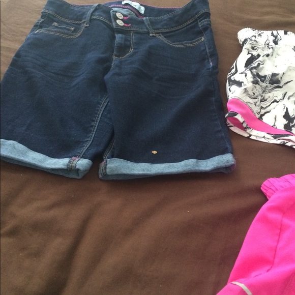 3 Girls Shorts - Picture 2 of 4